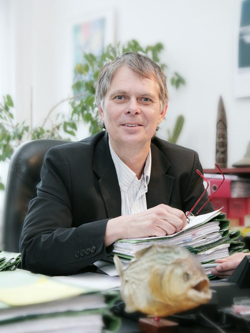 Rechtsanwalt Christoph Müller an seinem Schreibtisch